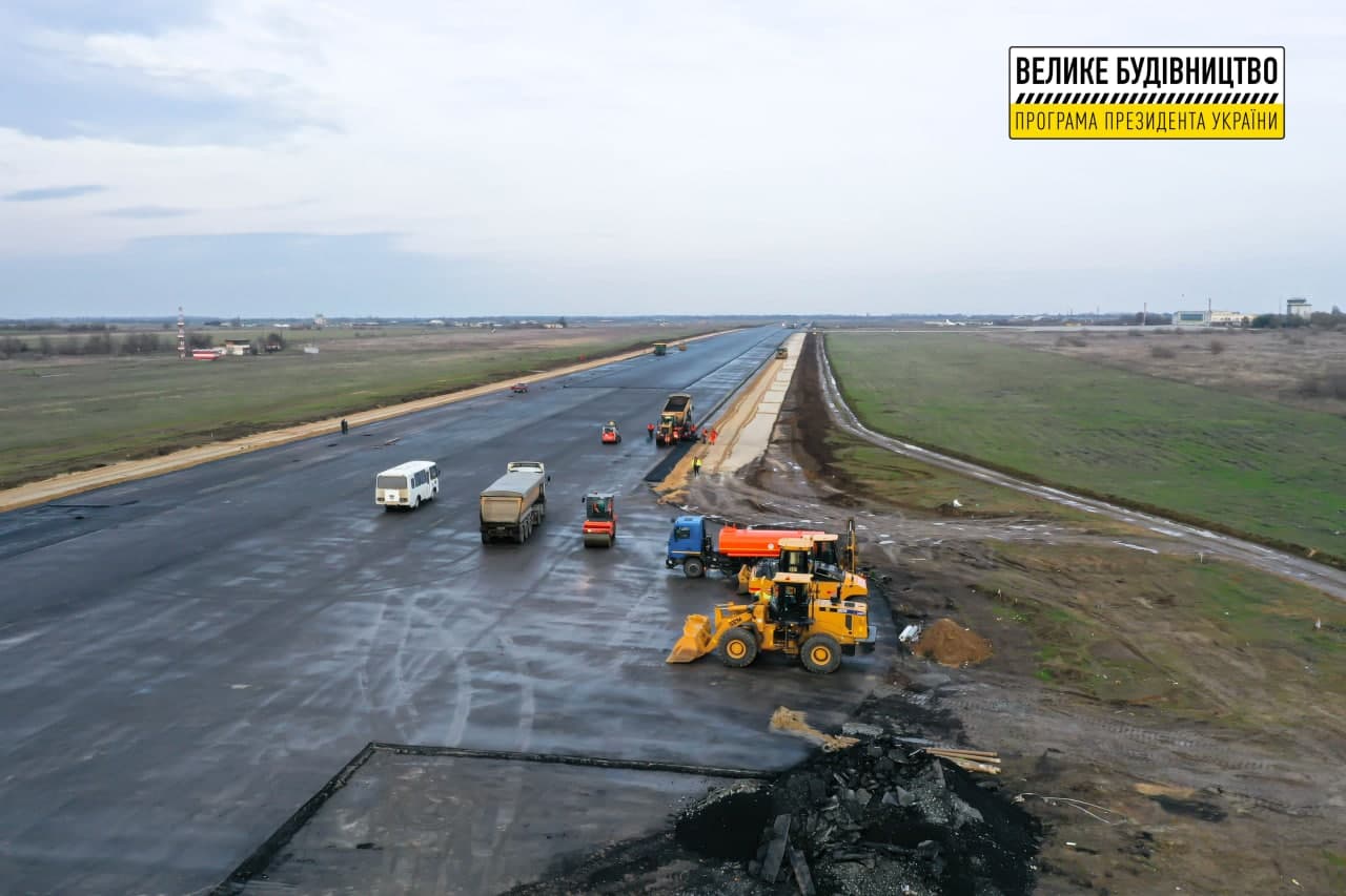 “Велике будівництво”: в аеропорту “Херсон” активно триває реконструкція злітно-посадкової смуги